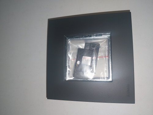 Audac CF45SH/B Ramka instalacyjna z jednym otworem 45 x 45 mm z zaczepami, wersja czarna - WYPRZEDA�